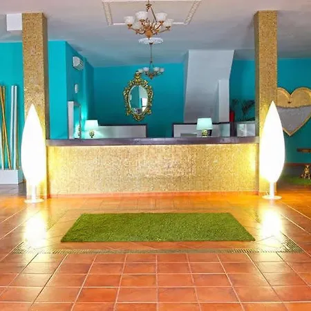דירה Holiday Park Apartments סנטה פונסה